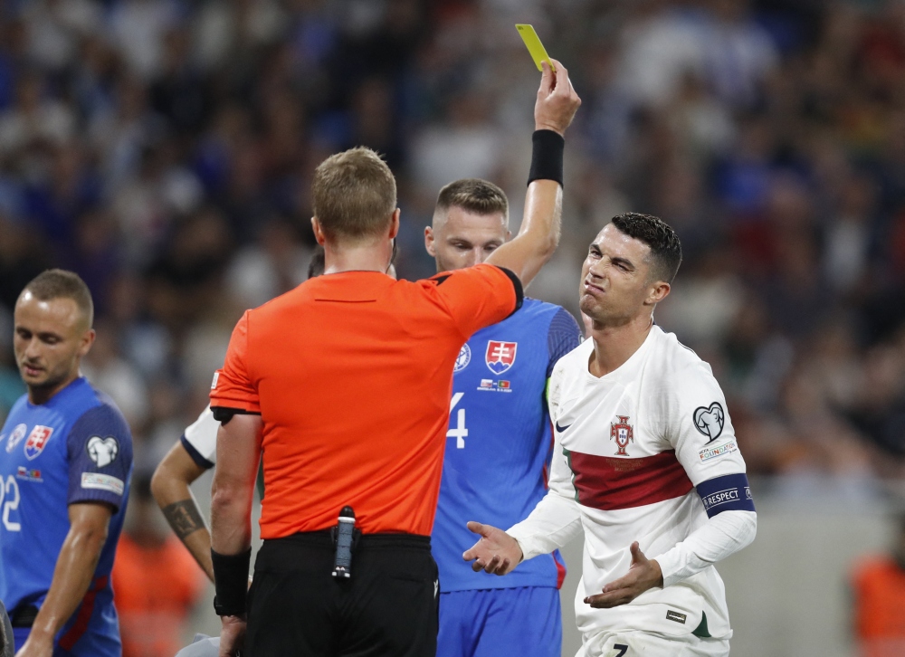 Ronaldo sẽ bị treo giò vì đã nhận đủ số thẻ vàng ở vòng loại EURO 2024. (Ảnh: Reuters)