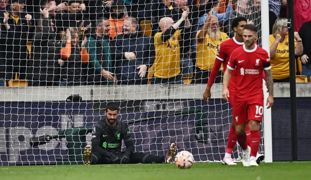 ... và nỗi thất vọng của hàng thủ Liverpool sau khi phải nhận bàn thua (Ảnh: Reuters)