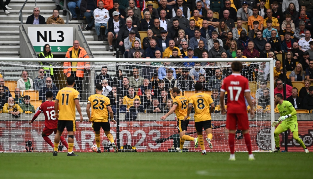 ... lại thành đường kiến tạo thuận lợi cho Gakpo quân bình tỷ số cho Liverpool (Ảnh: Reuters)
