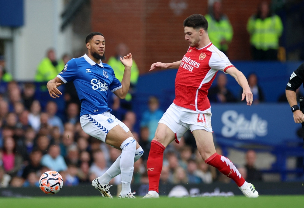 Arsenal đang ép sân Everton (Ảnh: Reuters).