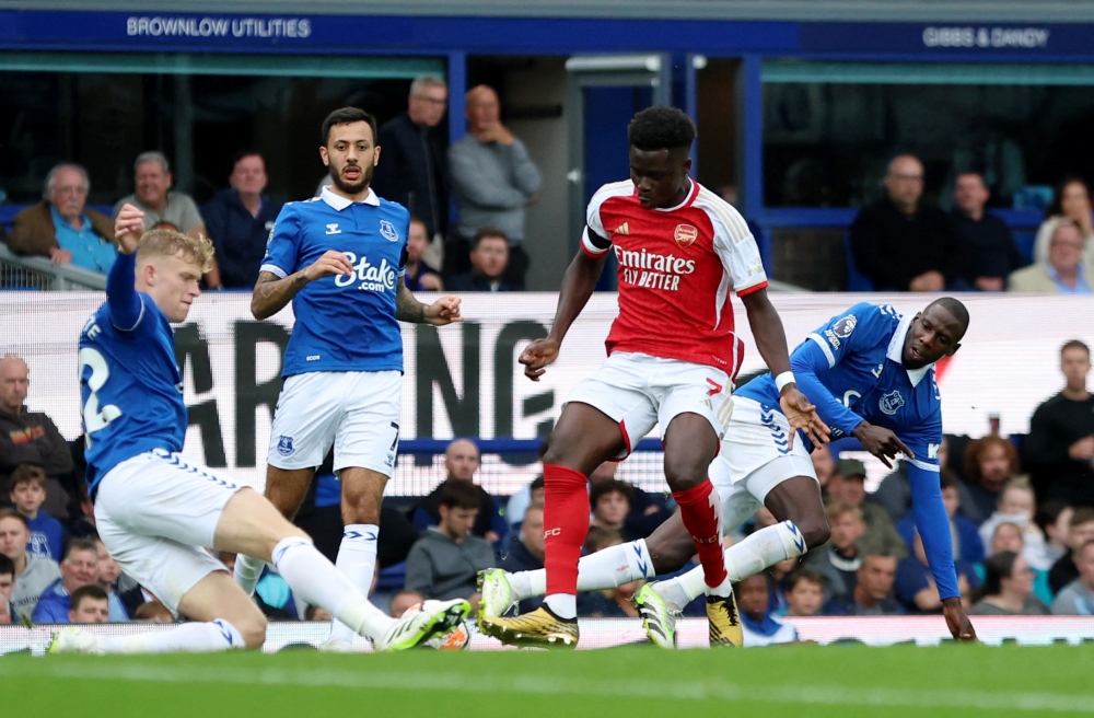 Arsenal vẫn đang gặp bế tắc trước hàng phòng ngự được tổ chức tốt của Everton (Ảnh: Reuters).