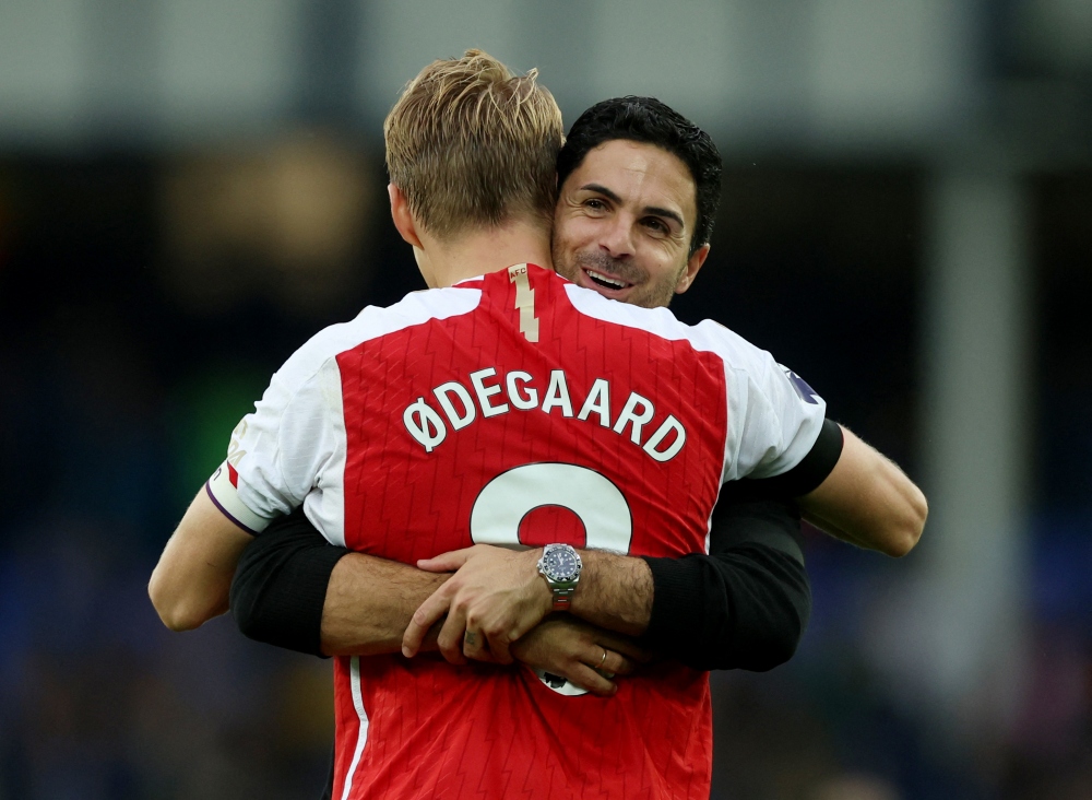 Arsenal thắng nhọc Everton (Ảnh: Reuters).
