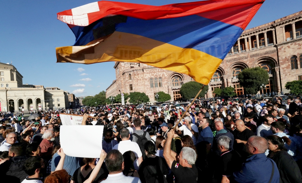 Nhiều người biểu tình ở thủ đô Yerevan (Ảnh: Reuters).