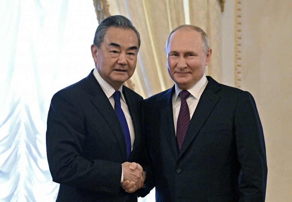 Tổng thống Putin gặp Ngoại trưởng Trung Quốc Vương Nghị đang ở thăm Nga. Nguồn: Reuters