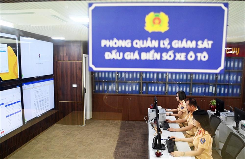 Đơn vị thực hiện đấu giá biển số xe nhận tiền thù lao được tính bằng 8% giá khởi điểm (chưa bao gồm thuế giá trị gia tăng và chi phí đấu giá)