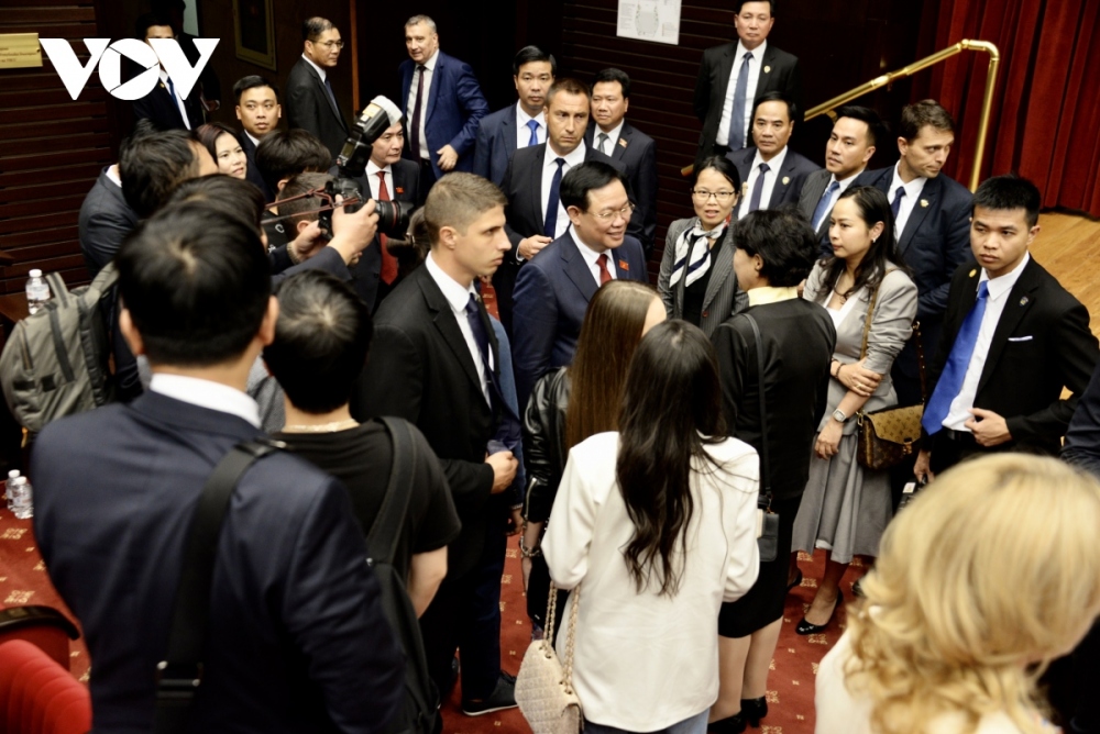 Chủ tịch Quốc hội Vương Đình Huệ với các học giả, giáo sư, giảng viên và sinh viên trường Đại học Kinh tế quốc tế và quốc gia Sofia - Bulgaria.
