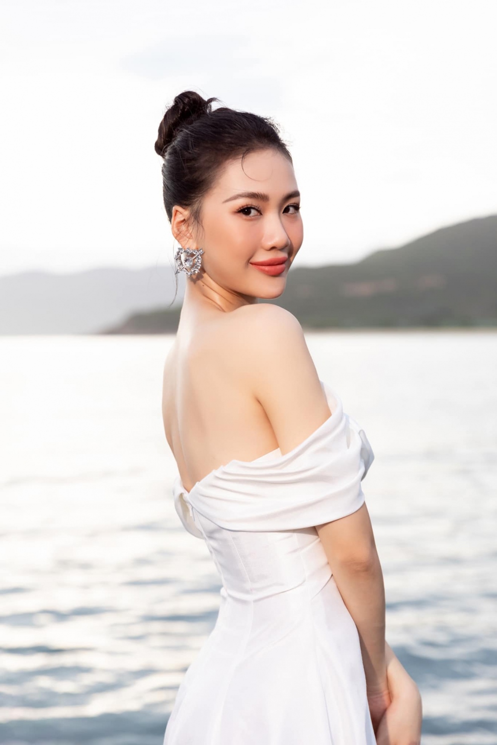 Bên cạnh đó, Bùi Quỳnh Hoa cũng từng ghi danh tại các cuộc thi nhan sắc khác như Hoa hậu Áo dài Việt Nam thế giới 2017, Hoa hậu Biển Việt Nam Toàn cầu 2018...