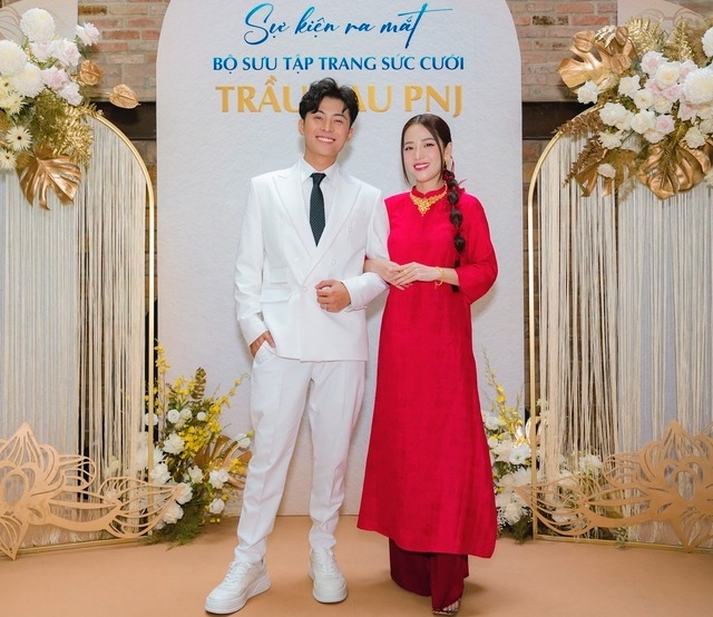 Xuất hiện tại sự kiện mới đây, Puka và Gin Tuấn Kiệt nhanh chóng trở thành tâm điểm trước ống kính. Trong khi nam ca sĩ 9X diện vest trắng nhã nhặn, lịch lãm thì nửa kia dịu dàng, đằm thắm trong tà áo dài đỏ nổi bật, cả hai tay trong tay tình tứ và dành những cử chỉ yêu thương cho "nửa kia". Đây là lần đầu tiên Puka và Gin Tuấn Kiệt công khai xuất hiện như một cặp đôi kể từ sau màn cầu hôn gây "bão" mạng xã hội cách đây ít ngày.