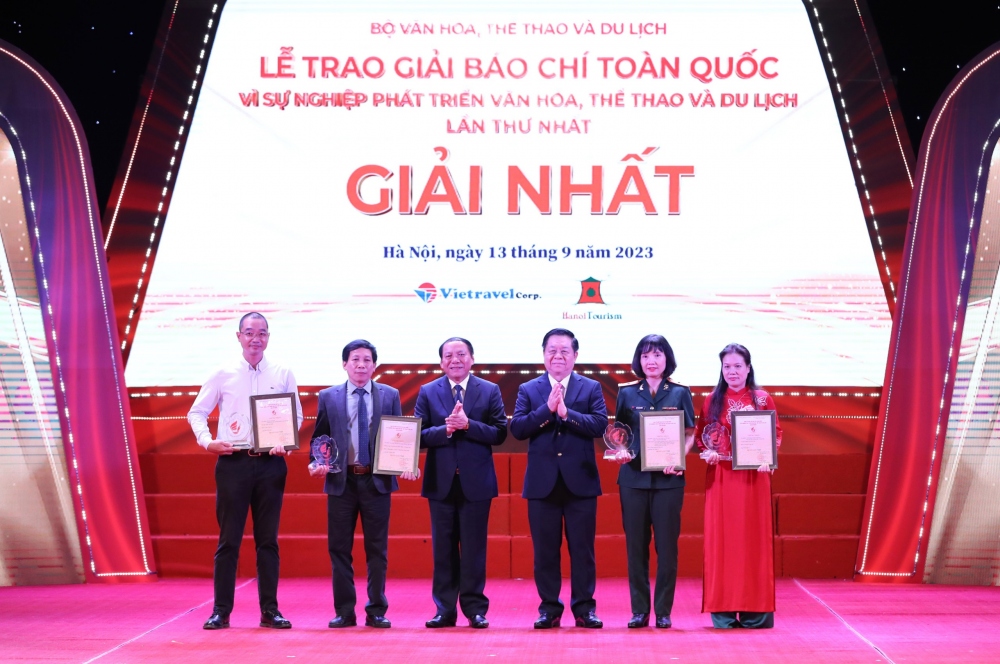 Các tác giả nhận Giải Nhất.