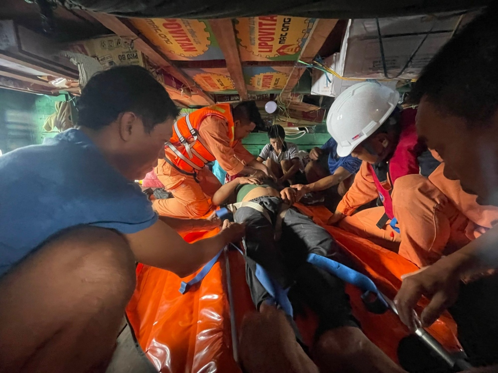 Lực lượng cứu nạn cấp cứu ngư dân ngay trên tàu cá