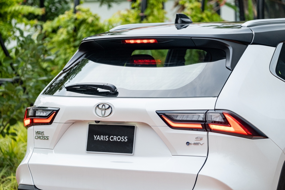 Yaris Cross trình làng ở thị trường Việt Nam với 2 phiên bản: động cơ xăng truyền thống và hybrid.
