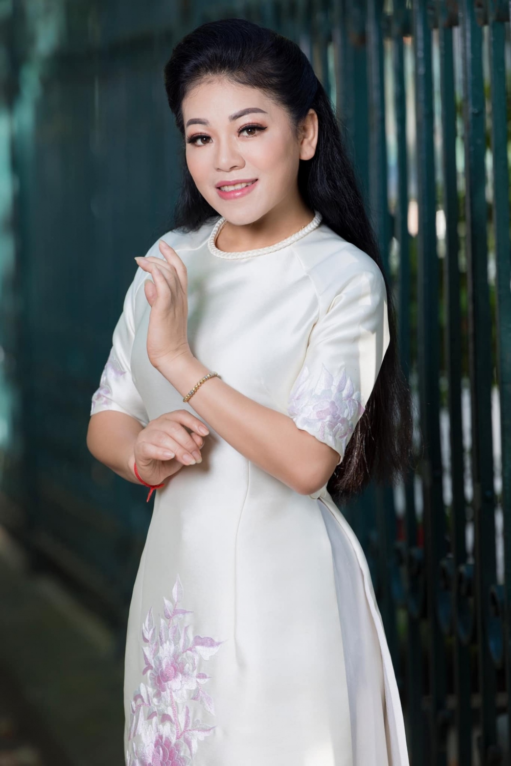 Anh Thơ tiết lộ rằng bản thân ít được che chở vì quá mạnh mẽ. Cô chọn một cuộc sống giản dị, tất cả đều ưu tiên cho các con. Theo nữ ca sĩ, lúc lên sân khấu lộng lẫy váy áo nhưng sau khi trút bỏ bộ quần áo ấy cô cũng chỉ là một người nông dân bình thường, mặc quần rách, nằm ổ rơm, ngồi bán hàng vẫn được, cô không nề hà gì. 