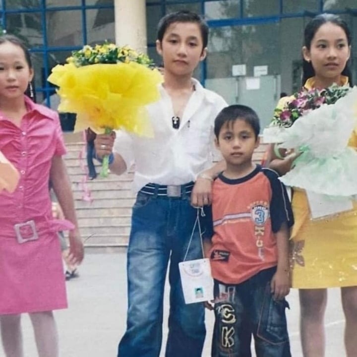 Hình ảnh ấu thơ của hai anh em Sơn Tùng M-TP và Mono được lan truyền trên mạng xã hội. Trong ảnh được đăng tải, hai anh em Sơn Tùng diện trang phục sành điệu, gây ấn tượng với vẻ ngoài nổi bật. Đáng chú ý, vào thời điểm này, Sơn Tùng đã mang những đường nét điển trai với chiếc mũi cao, nụ cười tươi và rất duyên. So với thời điểm hiện tại, ngoại hình của giọng ca gốc Thái Bình không thay đổi quá nhiều.