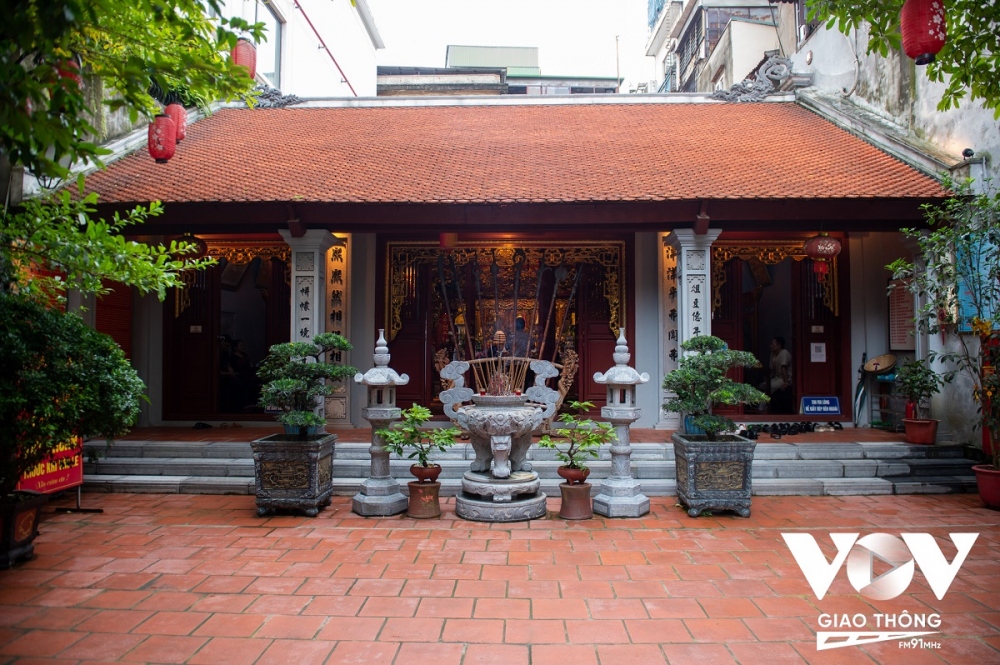Đền Hỏa Thần được xây dựng từ năm Minh Mệnh thứ 19 (1838), vị trí ở ngoài Cửa Đông thành Hà Nội, lúc đầu chỉ làm bằng tranh nứa sơ sài. Năm Thiệu Trị thứ nhất (1841), đền được trùng tu với nguyên vật liệu bền vững, quy mô rộng rãi hơn. Năm 1848 lại xây thêm tòa phương đình và nhà tiền tế.
