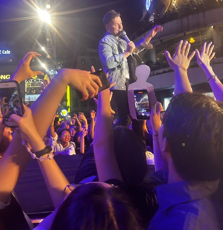 The 911 boys also entertain fans with friendly exchanges by coming close to the first two rows of the stage, shaking hands and taking photos with the fans. (Photo: arttimes.vn)