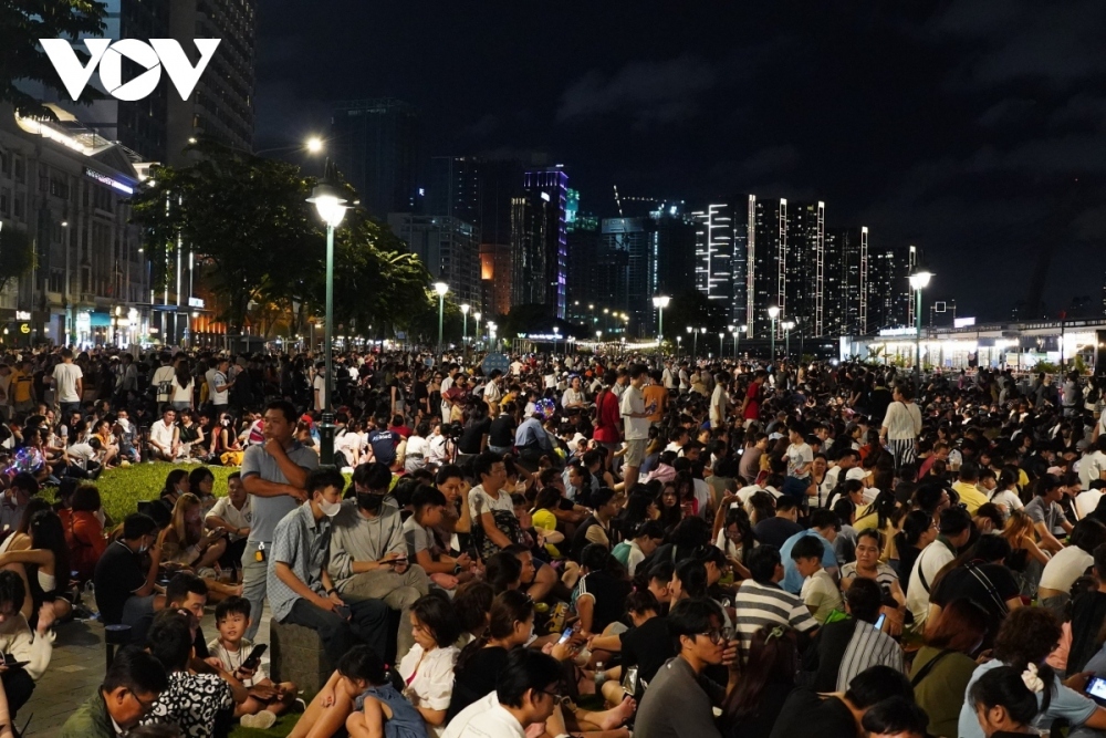 Thousands of local residents and visitors converge on Bach Dang Wharf Park along the Saigon River and along Nguyen Hue Boulevard to watch the fireworks display.