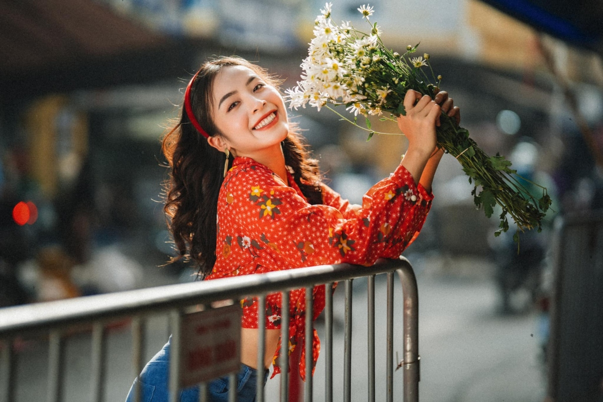 Vai diễn đầu tiên mà cô tham gia đó chính là vai phụ trong bộ phim Chiều ngang qua phố cũ, hay tiểu Quỳnh búp bê trong phim "Quỳnh búp bê". Cho đến khi tham gia vào bộ phim "Nhà trọ Balana" thì Trần Vân mới thật sự được nhắc đến nhiều hơn.