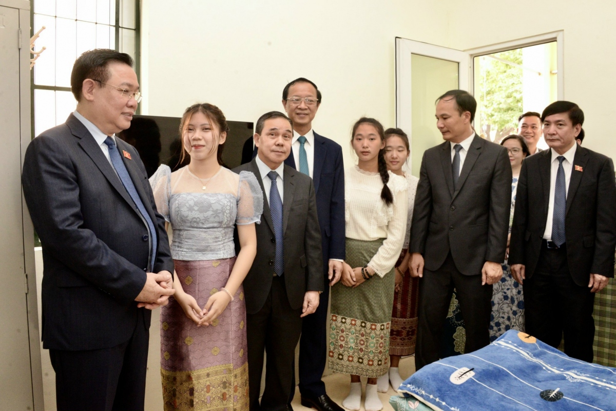 Chủ tịch Quốc hội thăm khu nội trú dành cho lưu học sinh Lào