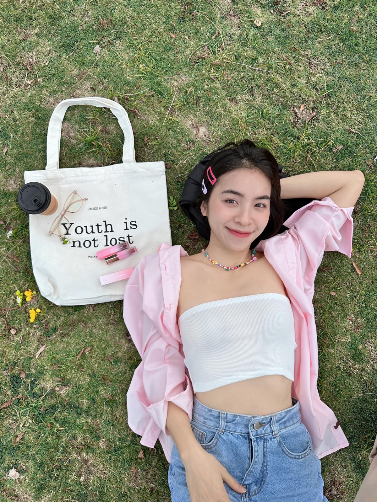 'Tôi cũng sống ở quê, nên kịch bản phim và nét dân dã của nhân vật Hoài cũng có những điểm tương đồng với Vân. Trong quá trình làm phim, tôi được chỉ bảo và hướng dẫn thêm để hoàn thiện nhân vật'' - Trần Vân bày tỏ.