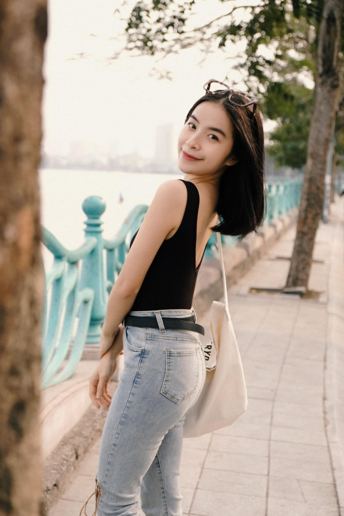 Crop top, áo hai dây, ba lỗ phom ôm kết hợp cùng quần jeans là những món đồ thường được Trần Vân lựa chọn