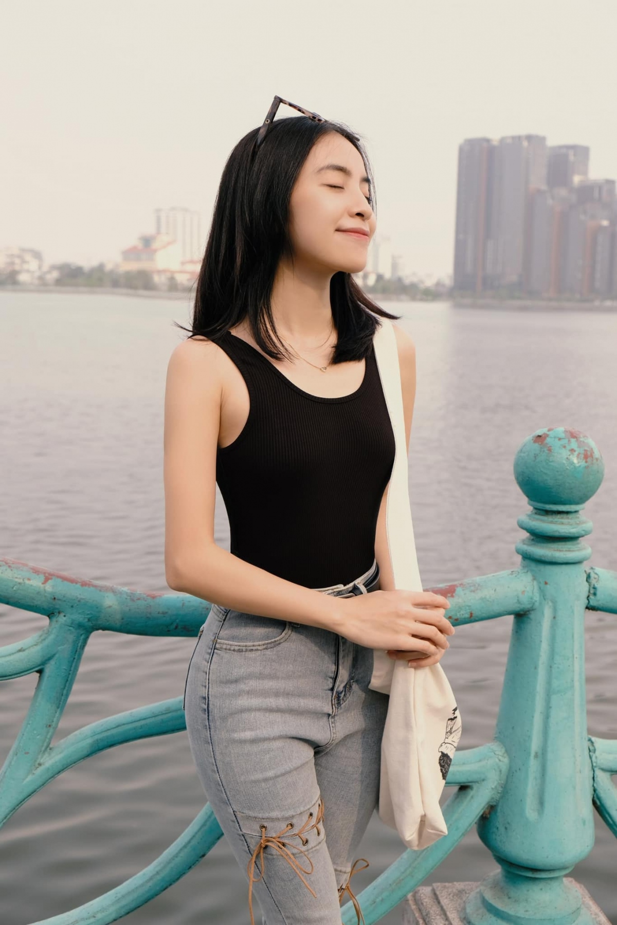 Khác với tạo hình giản dị trên phim, ngoài đời, Trần Vân ưa thích phong cách tươi trẻ, năng động.