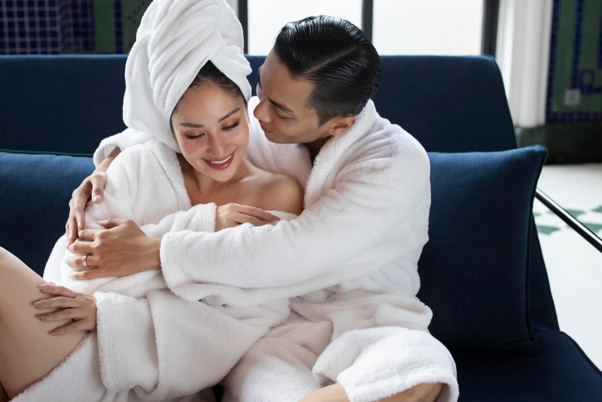 Trước đó, Khánh Thi đã gây chú ý khi trải lòng về những ngày tâm lý bất ổn trong cuộc sống. Theo cô, không phải 365 ngày đều vui hay hạnh phúc nhưng chỉ cần có người bên ta lúc ta cần thì nên trân trọng