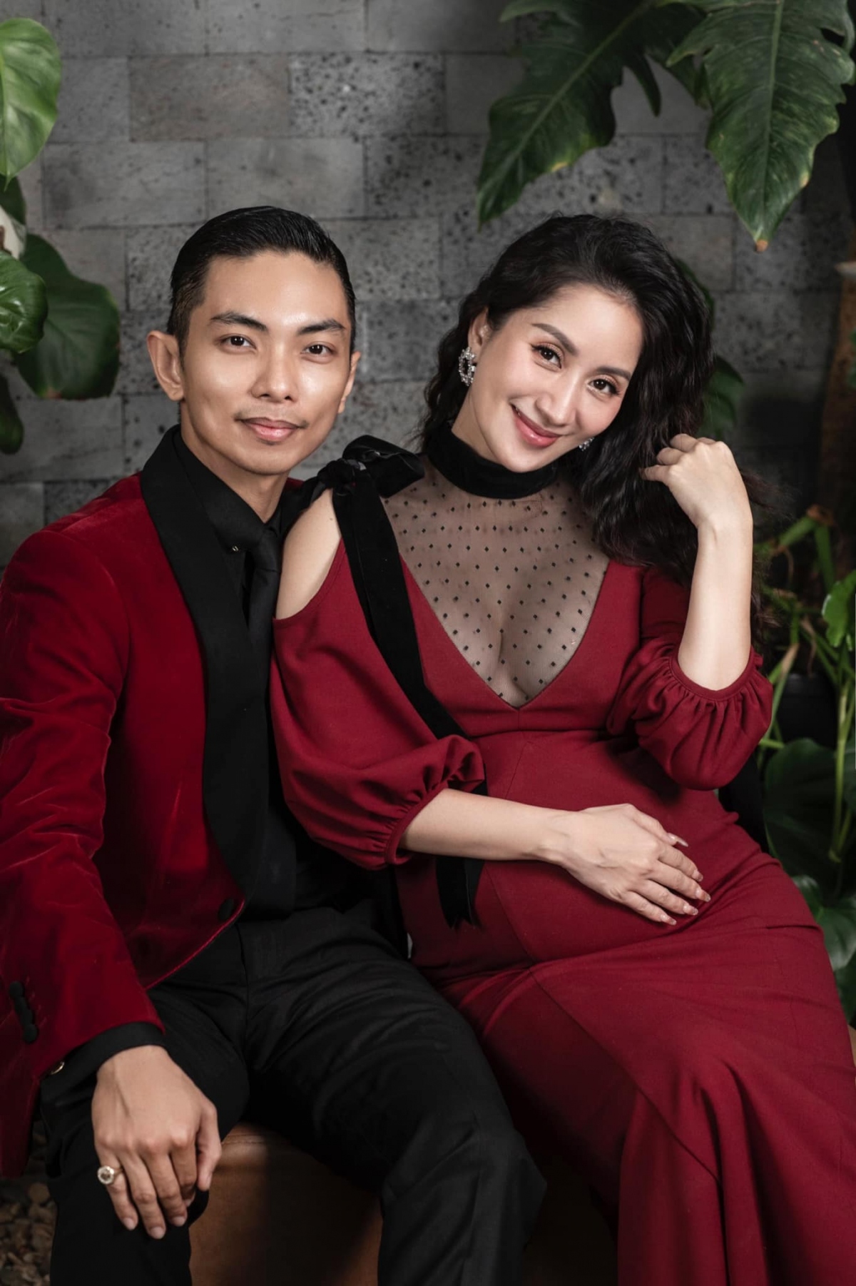 "Không phải 365 ngày ta đều vui hay hạnh phúc. Sẽ có những ngày rất bất ổn về cả tâm lý, cuộc sống công việc và con người. Nhưng nếu luôn có một người động viên bạn lúc bạn cảm thấy trống rỗng, thì nếu ta đủ yêu và nhìn nhận mới thấy rằng người bên ta lúc ta cần là người ta cần trân trọng. I love you ông xã - Nguyễn Đoàn Phan Hiển. Đang hận cả thế giới thì nhẹ hết cả lòng", Khánh Thi viết.