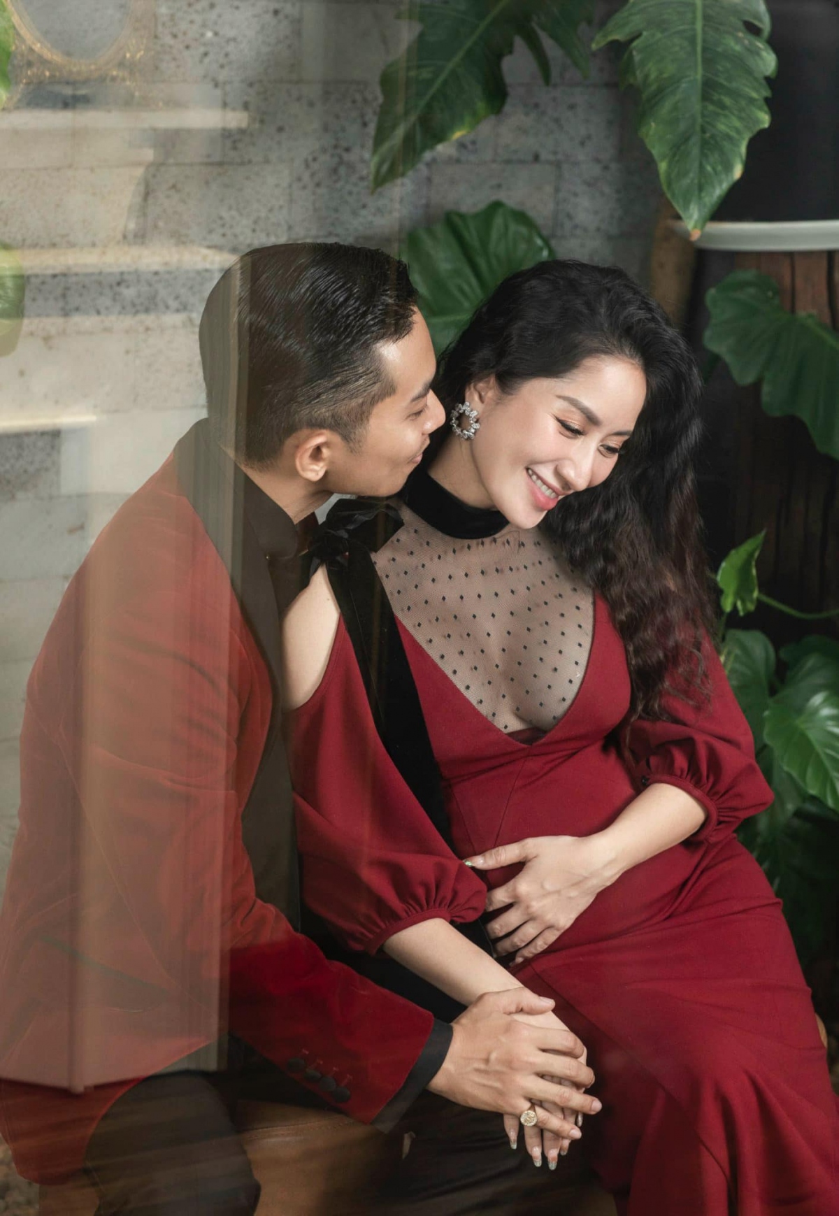 Khánh Thi và Phan Hiển là cặp đôi lệch tuổi khá nổi tiếng của showbiz Việt. Cô hơn chồng 12 tuổi và từng là HLV dạy chồng dancesport. Từ mối quan hệ cô trò, Khánh Thi - Phan Hiển nảy sinh tình cảm và quyết định đồng hành cùng nhau trong cuộc sống.
