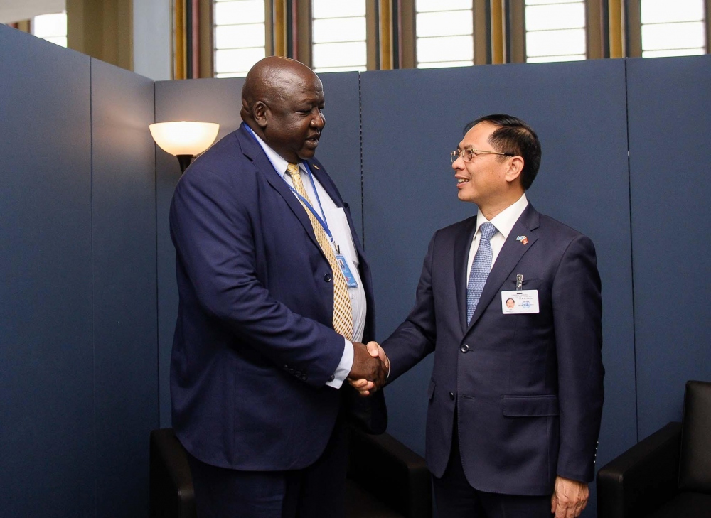 Bộ trưởng Bùi Thanh Sơn và Quốc vụ khanh Bộ Ngoại giao Uganda Henry Oryem Okello