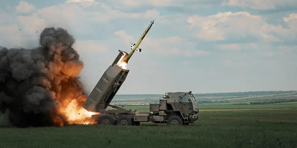 Ukraine bắn tên lửa M142 HIMARS về phía Bakhmut. Ảnh: Getty Images