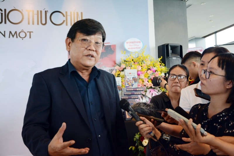 Nhà văn Nguyễn Một trả lời phỏng vấn báo chí trong lễ ra mắt tiểu thuyết “Từ giờ thứ sáu đến giờ thứ chín”.
