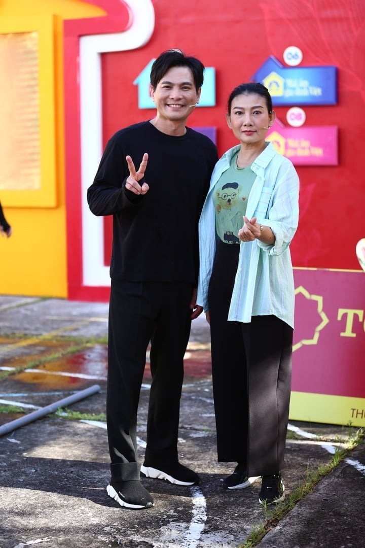 Đi lên từ khó khăn, ca sĩ Lâm Hùng cảm thấy bản thân may mắn khi trong đời đã được cố NSƯT Vũ Linh đỡ đầu. Ý chí vượt khó, sự cố gắng từ thực lực bản thân chính là bài học mà nam ca sĩ nhớ nhất từ NSƯT Vũ Linh. Anh tâm sự hiện tại cũng áp dụng điều này để truyền lại cho các con cũng như học trò của mình. 