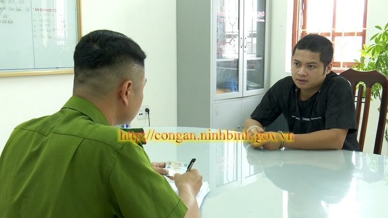 Đối tượng Tín bị bắt giữ tại cơ quan công an (Ảnh: Công an TP Tam Điệp).
