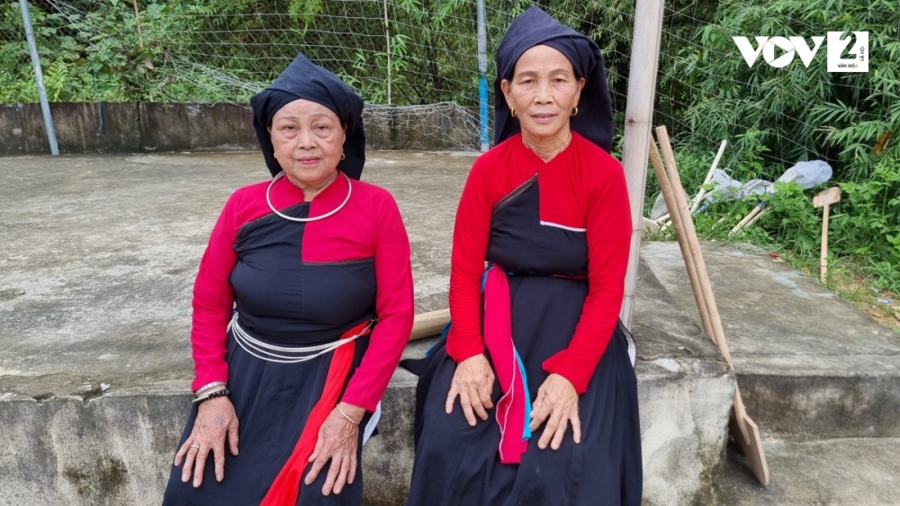 Nghệ nhân Ưu tú Âu Thị Chính (phải ) và Nghệ nhân La Thị Tý (trái ) trong buổi dạy múa Cao Lan