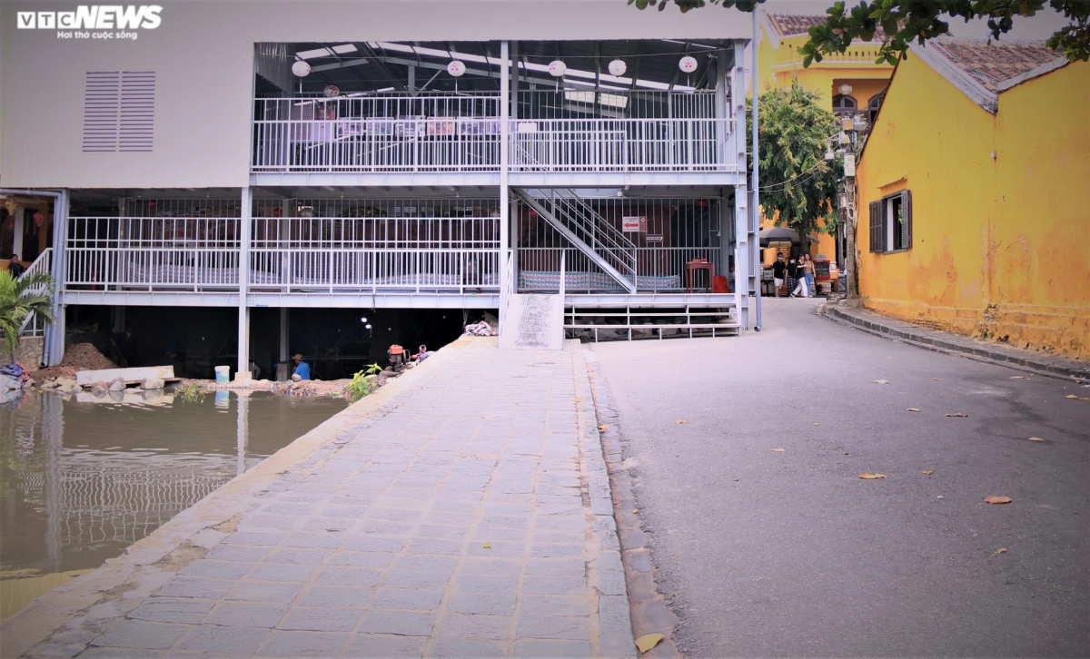 Tại Chùa Cầu - di tích hơn 400 năm tuổi được xem là biểu tượng của phố cổ Hội An, cũng không xuất hiện cảnh ken đặc du khách tham quan, chụp ảnh lưu niệm do công trình này đang trong thời gian tu bổ.