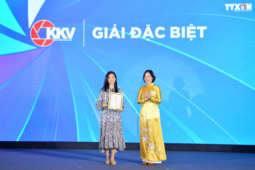 Đại diện tác giả lên nhận Giải đặc biệt. 