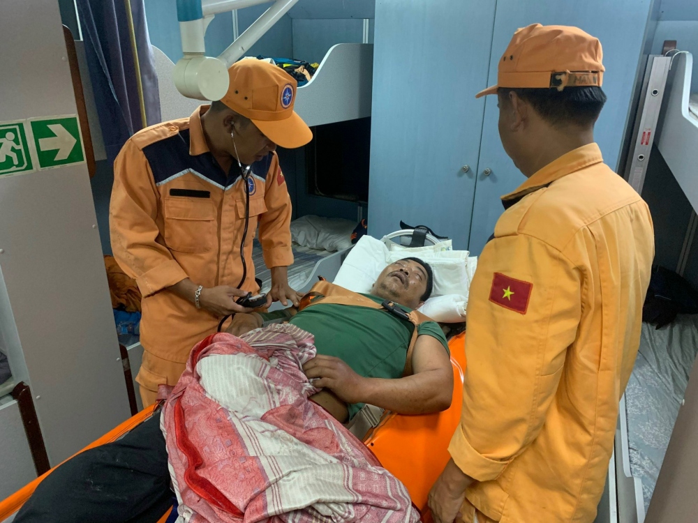 Lực lượng cứu nạn cấp cứu ngư dân trên tàu SAR
