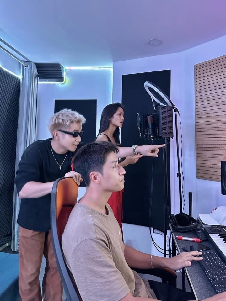 Hoa hậu H'Hen Niê đăng tải hậu trường buổi thu âm của cô cùng Rapper Ricky Star. Người đẹp tiết lộ cô đang chuẩn bị thử sức với nhạc Rap: "Rap thì khó, có sa vào thì lại mê".