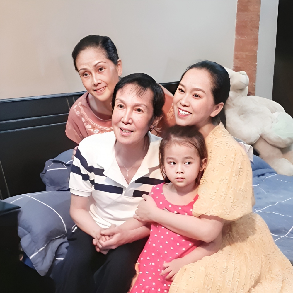 Hồng Phượng - cháu gái cố NSƯT Vũ Linh bày tỏ nỗi nhớ cậu trên trang cá nhân. Cô viết: "Những lúc cố gắng mạnh mẽ, con thật lòng rất nhớ cậu. Ở nơi xa đó, nhìn gia đình mình cậu có khóc không?". Thời gian qua, việc tranh chấp tài sản giữa những người thân của "ông hoàng cải lương" khiến khán giả quan tâm. Dù đã qua nhiều tháng nhưng cả hai bên vẫn chưa thể có tiếng nói chung.