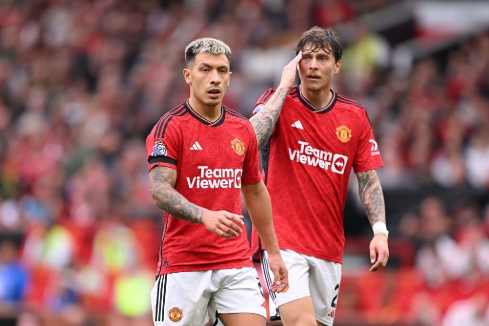 Lisandro Martinez và Victor Lindelof phòng ngự tệ hại ở trận thua Brighton (Ảnh: Getty)