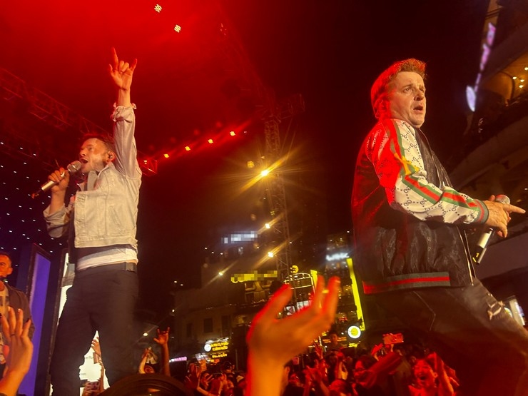 To live up to the expectations of thousands of Vietnamese fans, the boys and Vietnamese singer Orange jointly sing I Do that made the band rise to fame in the early 2010s. (Photo: arttimes.vn)