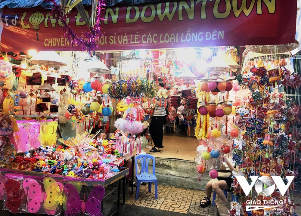More than 100 households are selling a variety of Mid-Autumn Festival lanterns, from traditional lanterns with bamboo frames to electronic lanterns that can play music.