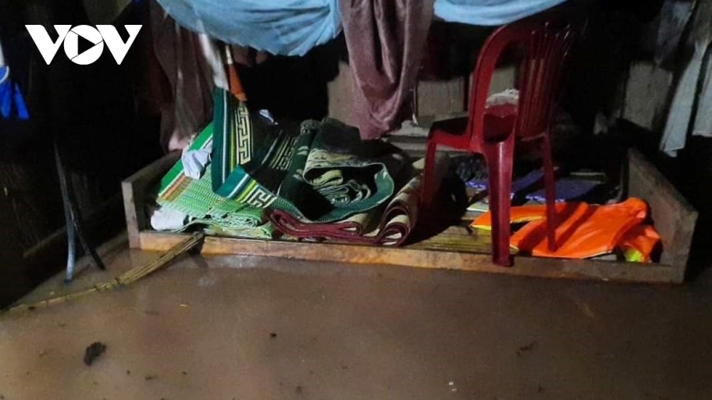 Severe flooding cut off many border communes of Quang Tri province, forcing local households to move to a higher high ground overnight.