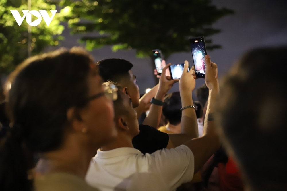 As the fireworks show lasts for 15 minutes, many revelers excitedly snap photos and shoot short clips, recording memorable moments.