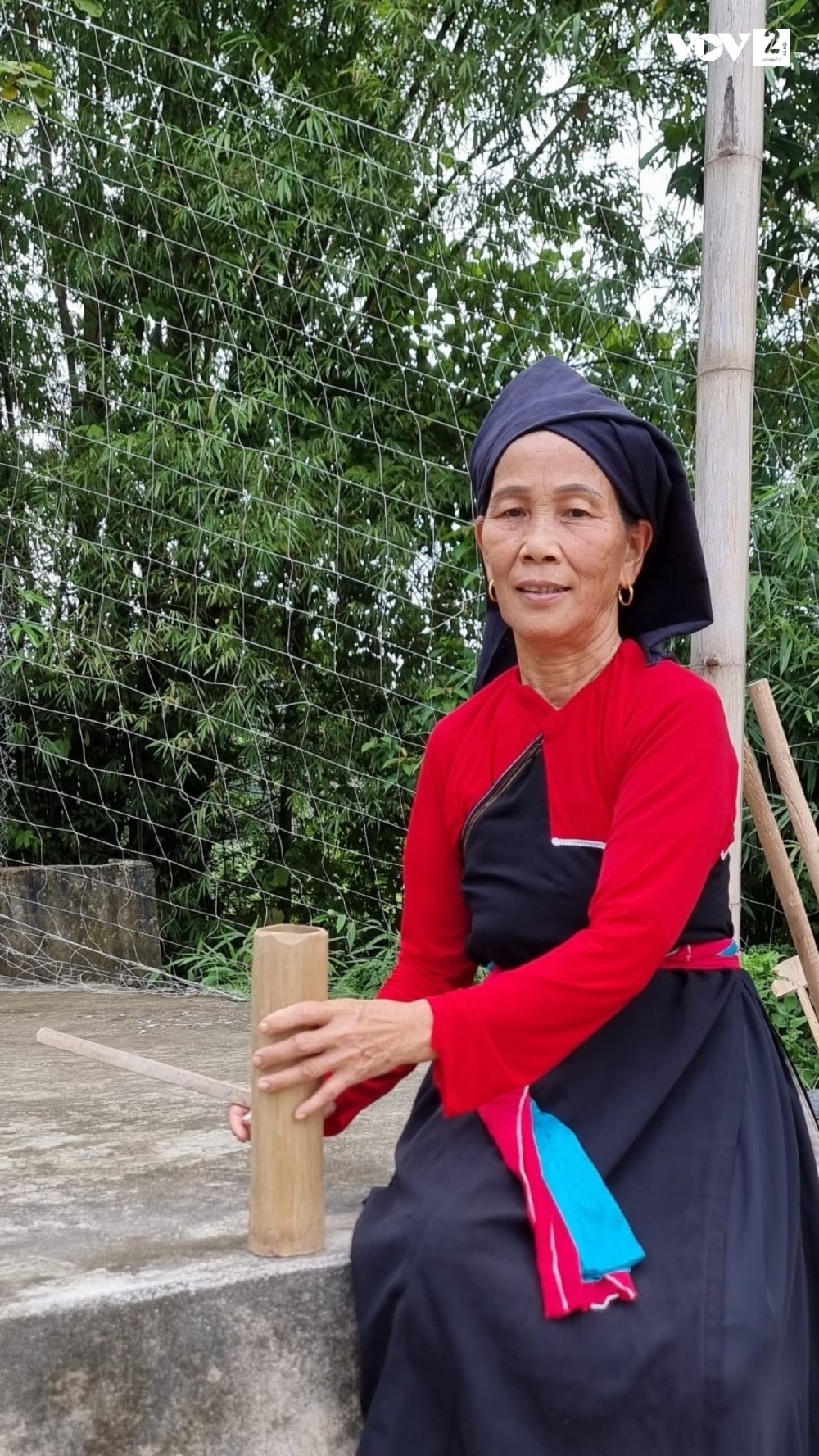Nghệ nhân ưu tú Âu Thị Chính dùng nhạc cụ truyền thống đơn giản để dạy học