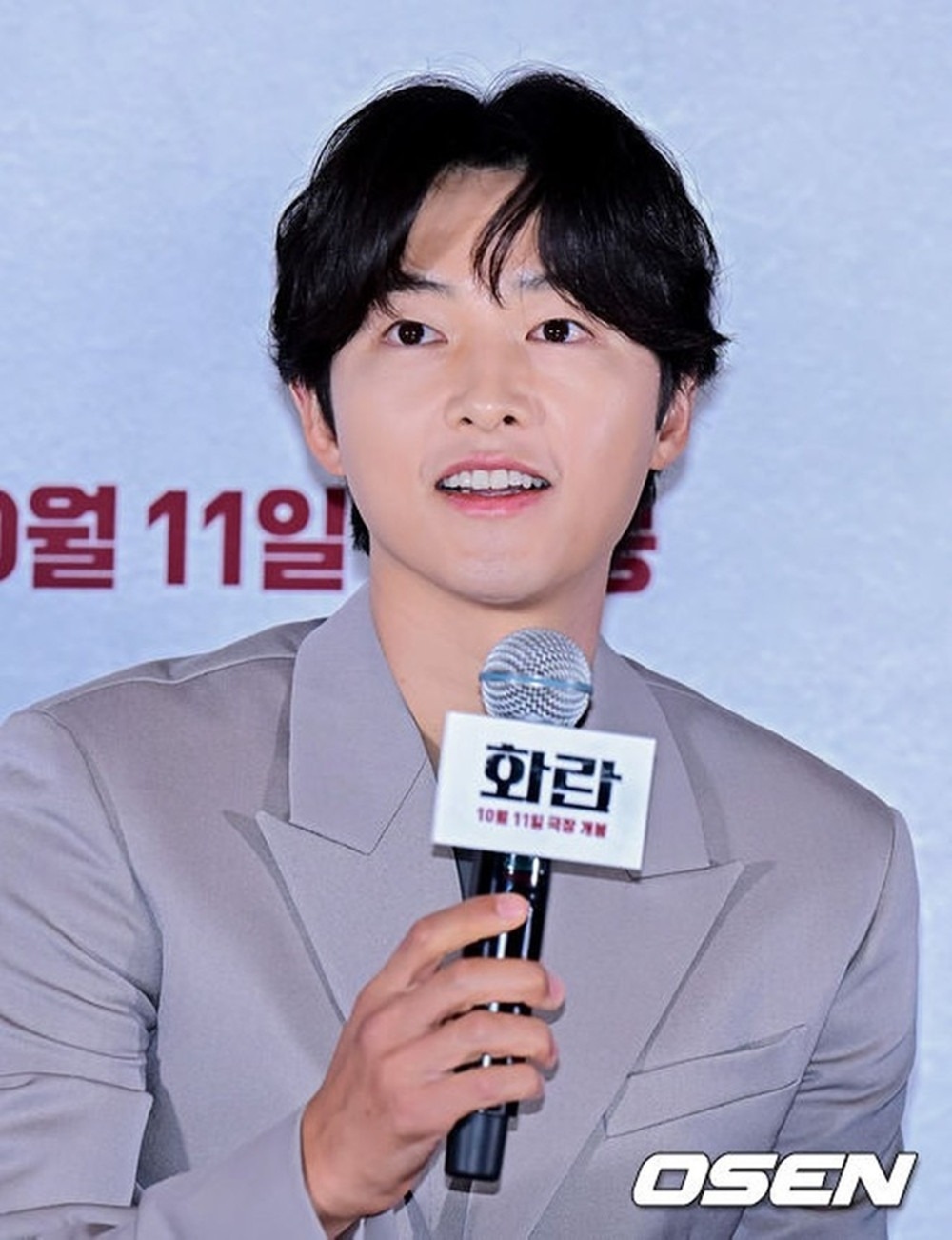 Sau 7 tháng ở Italy chăm sóc vợ và con trai mới sinh, Song Joong Ki đã trở về Hàn Quốc, tham dự các sự kiện và sẵn sàng cho công việc mới. Trả lời báo chí, Song Joong Ki vui vẻ chia sẻ thông tin lên chức bố. Anh cũng bày tỏ không cảm thấy áp lực gì về chuyện kết hôn, sinh con và gửi lời cảm ơn tới những lời chúc phúc từ cư dân mạng và truyền thông.
