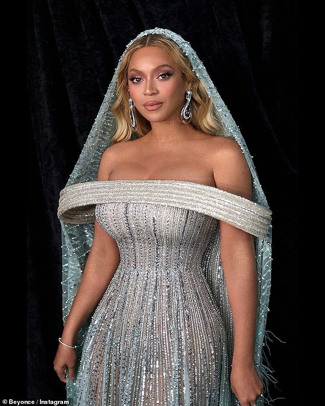 Trong các buổi lưu diễn, Beyoncé sử dụng trang phục như một yếu tố thu hút sự chú ý của người xem. Các bộ đồ được nữ ca sĩ diện đều đến từ thương hiệu xa xỉ.