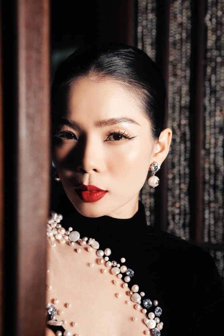 Sau khi ly hôn, Lệ Quyên thường xuyên đăng lên trang cá nhân những hình ảnh đời thường vui vẻ và hạnh phúc bên tình mới. Khác với trước đây, Lệ Quyên ở thời điểm hiện tại thoải mái hơn trong việc chia sẻ về cuộc sống riêng. Nữ ca sĩ cập nhật những điều thú vị hàng ngày, những chuyến đi du lịch, chuyện tập thể dục và hẹn hò. "Nữ hoàng phòng trà" được nhận xét ngày càng trẻ đẹp, tràn đầy sức sống.