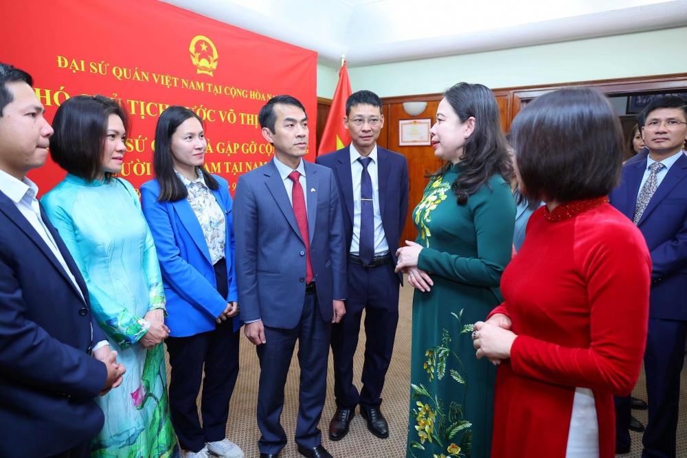 Phó Chủ tịch nước Võ Thị Ánh Xuân với cán bộ, nhân viên Đại sứ quán và các cơ quan đại diện Việt Nam tại Nam Phi.