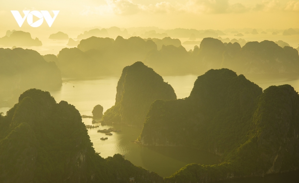 The breathtaking scenic site is adorned with numberless majestic limestone towers, characterized by arches and caves. Hidden within the limestone towers are saltwater lakes.